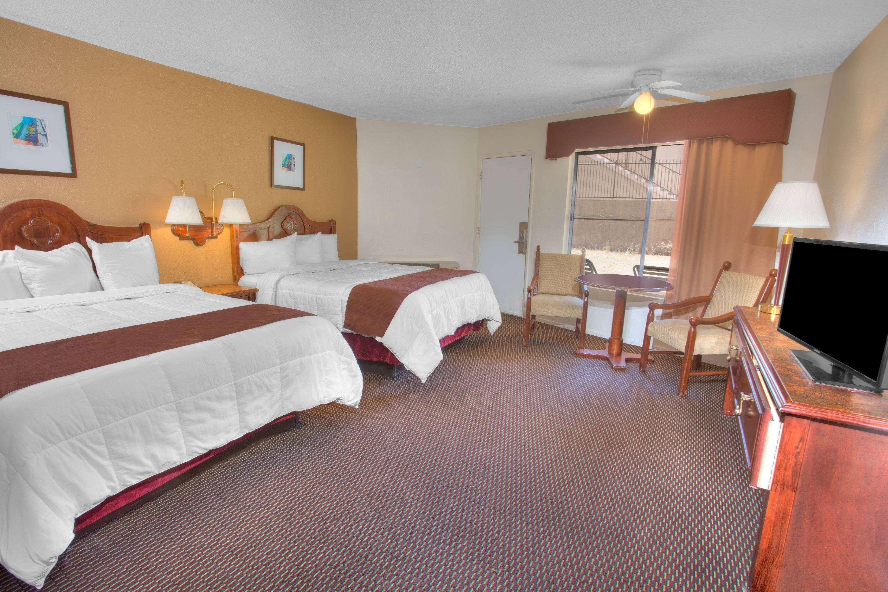 Travelodge Inn & Suites By Wyndham Yucca Valley/Joshua Tree Exterior photo