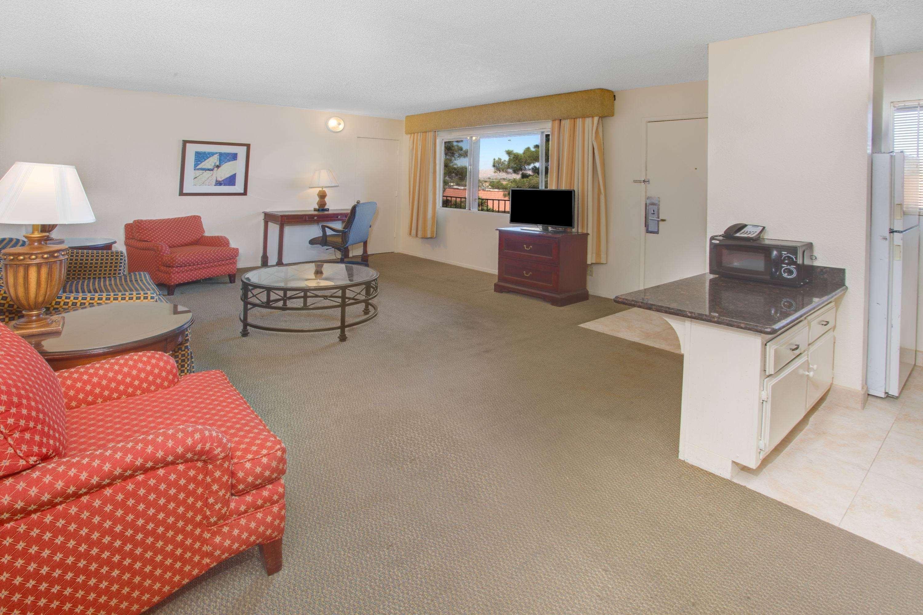 Travelodge Inn & Suites By Wyndham Yucca Valley/Joshua Tree Exterior photo