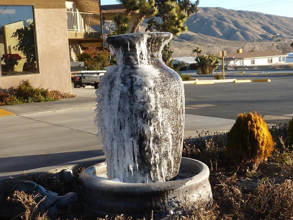 Travelodge Inn & Suites By Wyndham Yucca Valley/Joshua Tree Exterior photo