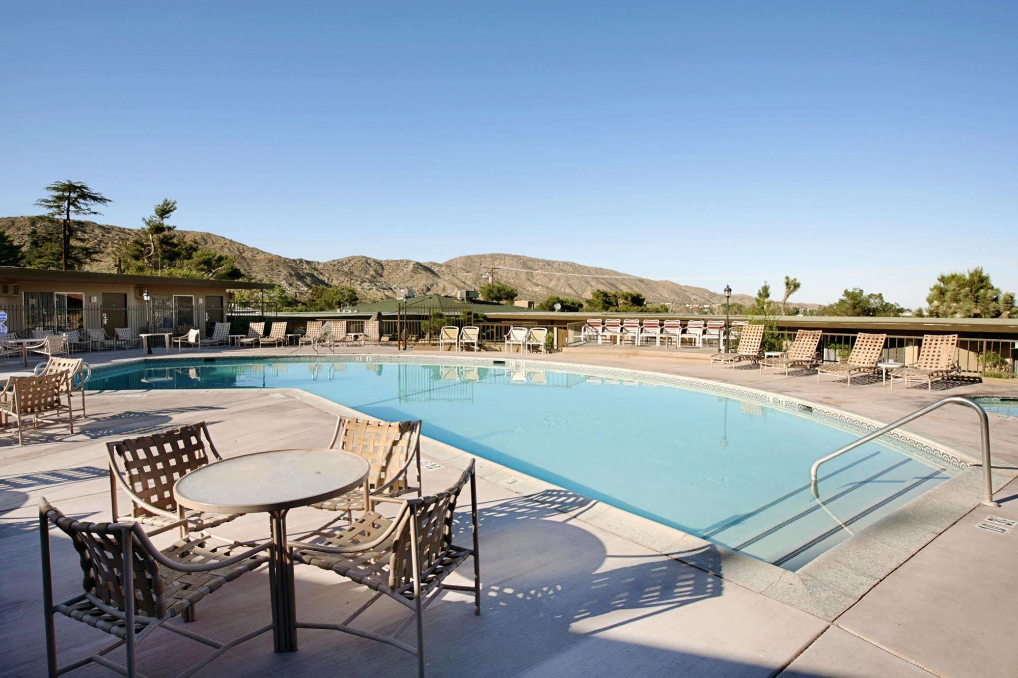 Travelodge Inn & Suites By Wyndham Yucca Valley/Joshua Tree Exterior photo
